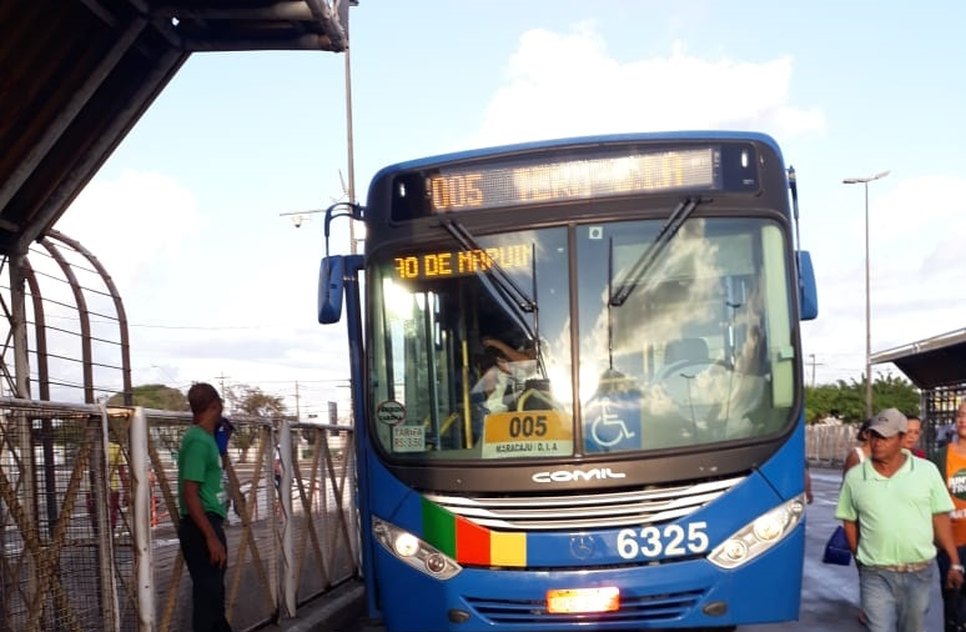 ônibus no terminal Mercado