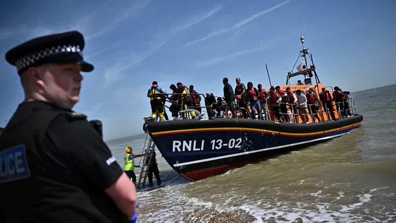 Travessia de migrantes no Canal da Mancha bate novo recorde neste fim de semana