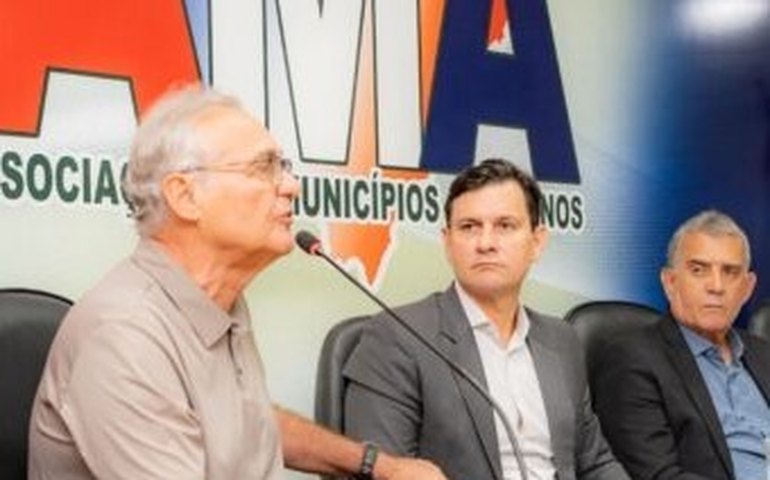 Renan Calheiros confirma à imprensa que Renan Filho deixará ministério para disputar governo de Alagoas