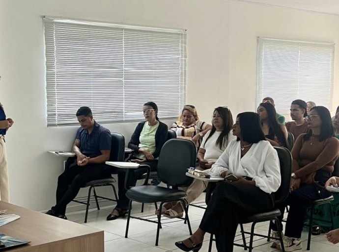 CREAS e Projeto Construindo uma Cultura de Paz realizam encontro formativo com monitores do transporte escolar, em Campo Alegre