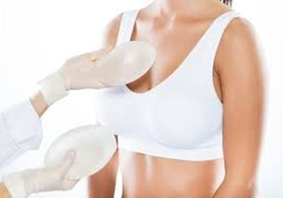 Mulher faz cirurgia de silicone dos sonhos na Turquia, mas procedimento dá errado e seios ficam pretos e vazando; entenda