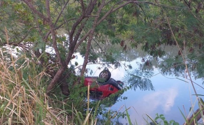 Carro ficou quase todo submerso