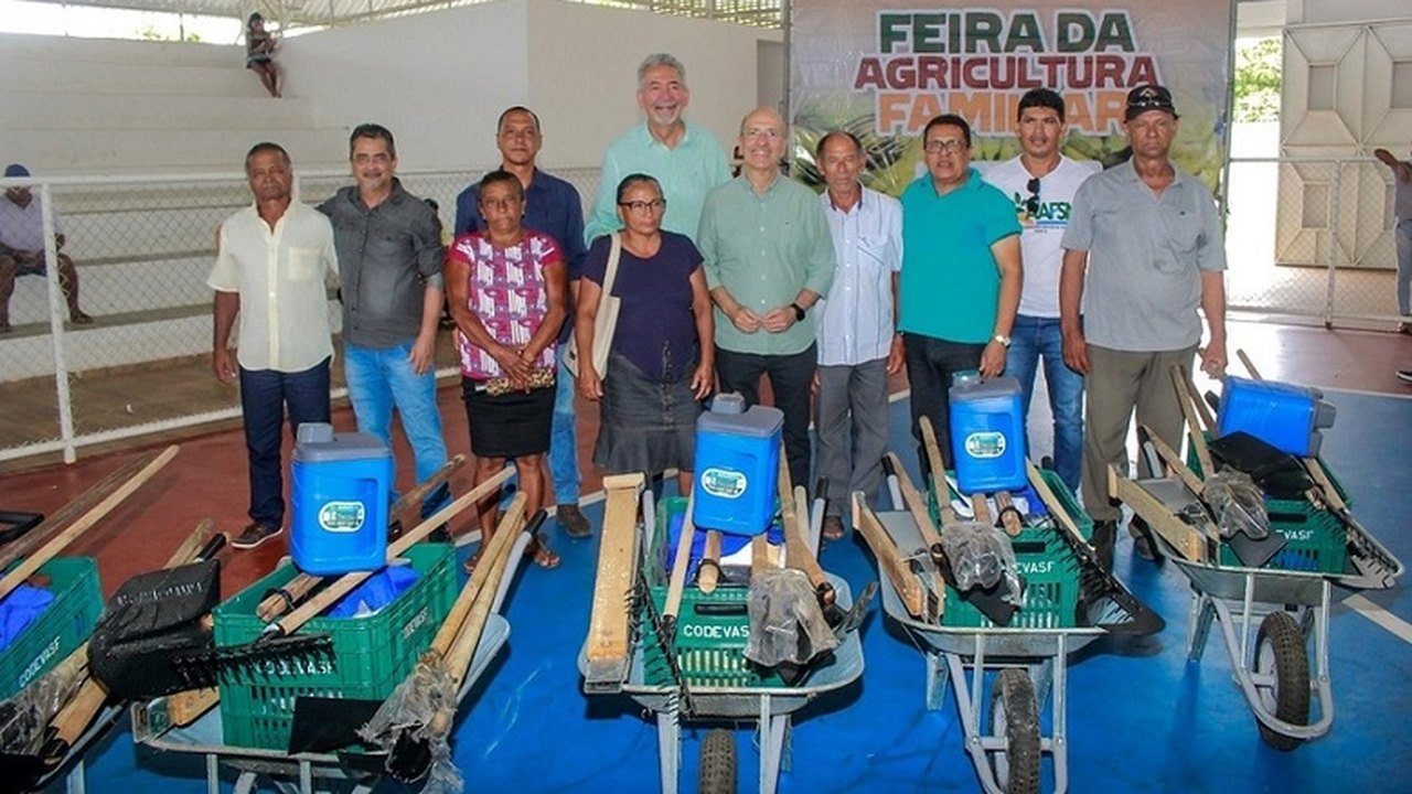Trabalhadores da agricultura familiar de Penedo recebem 300 kits com ferramentas e EPIs