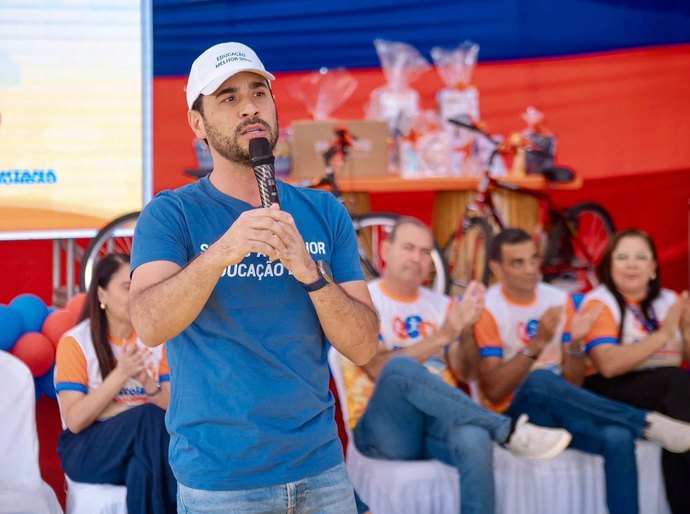 Prefeito de Santana do Mundaú realiza lançamento dos fardamentos e kits escolares e assina Ordem de Serviço para reforma de escola