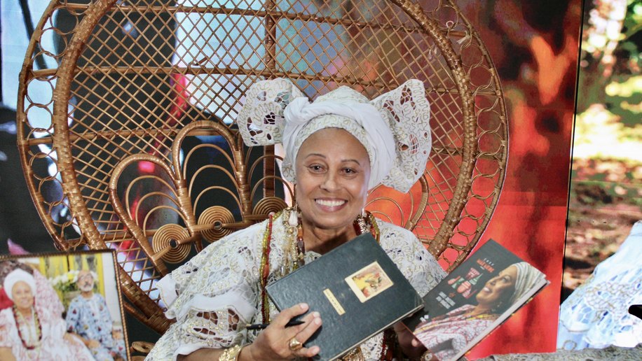 Mãe Neide Oyá d’Oxum celebra mais um livro lançado pela Imprensa Oficial