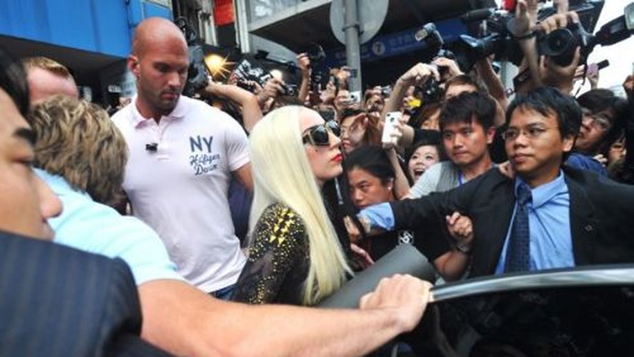 Em viagem promocional à China, Lady Gaga leva multidão às ruas