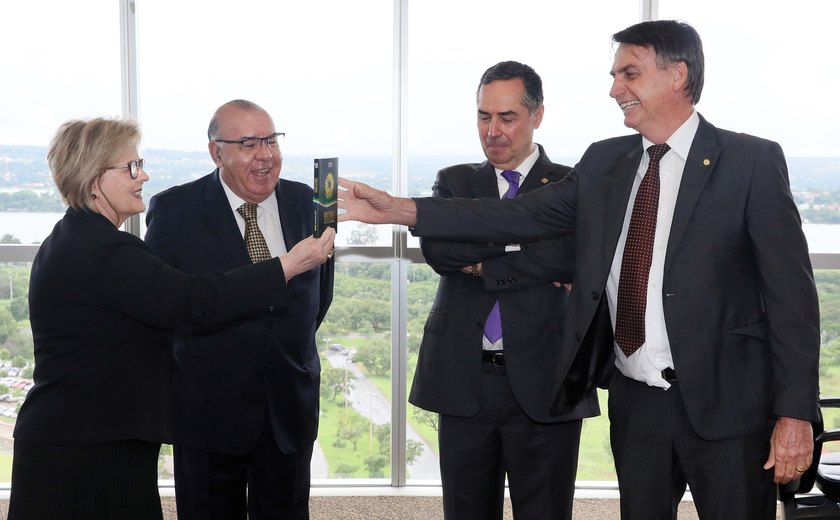 Em visita ao TSE, Bolsonaro admite &#8216;caneladas&#8217;