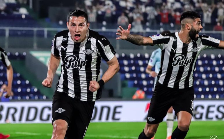 Cruzeiro supera Libertad no Paraguai; Athletico-PR vence o Racing em Curitiba