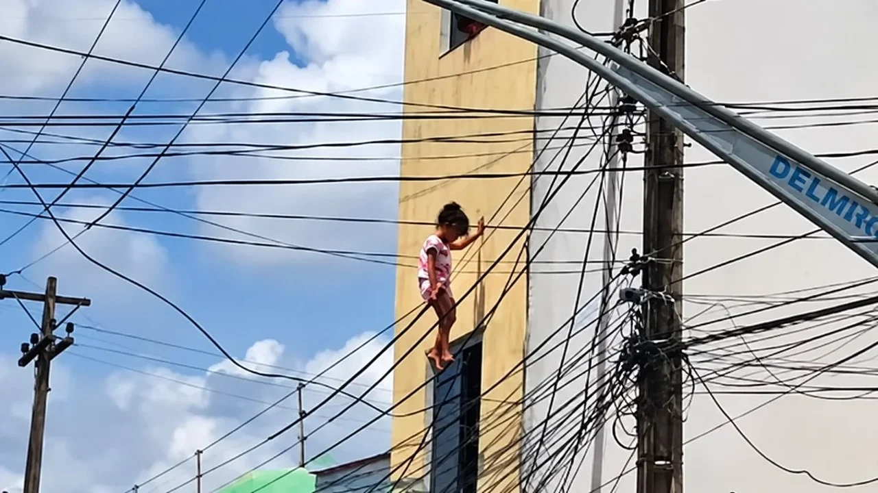 Mãe agradece a policial que resgatou filha presa à fiação em Delmiro Gouveia
