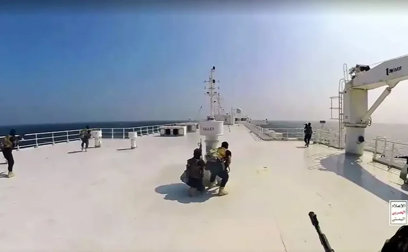 Míssil disparado por Houthis contra navio dos EUA é derrubado na costa do Iêmen