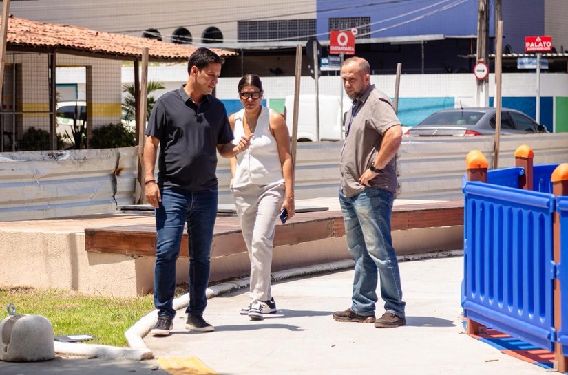 Vice-prefeito e titular da Seminfra visita fase final de revitalização de praça no Santo Eduardo