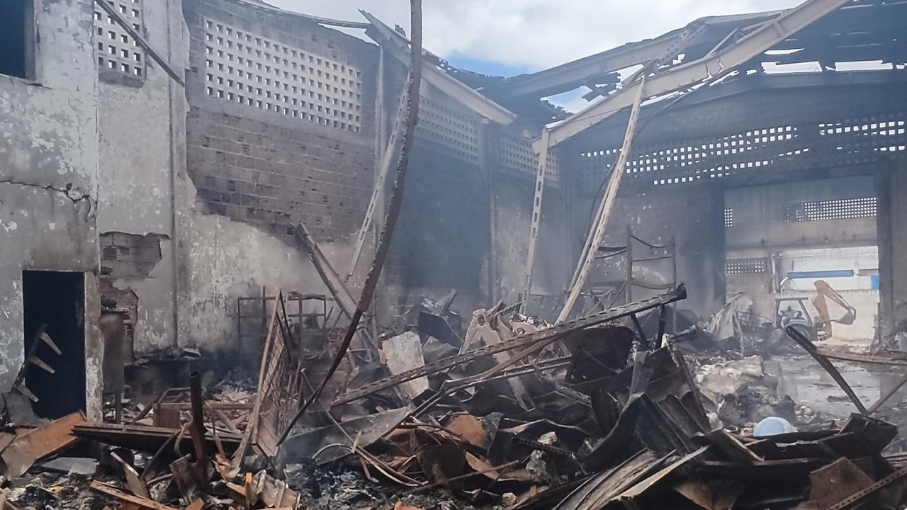 Corpo de Bombeiros combate incêndio em loja de produtos químicos em Maceió