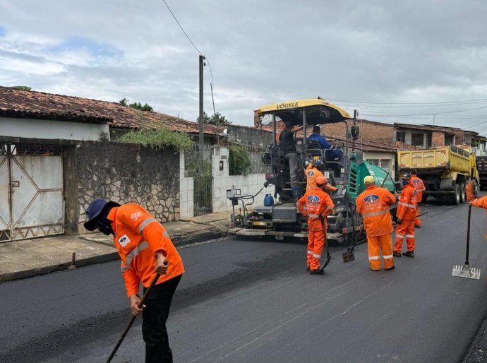 Prefeitura realiza serviços de pavimentação e drenagem em ruas da parte alta de Maceió