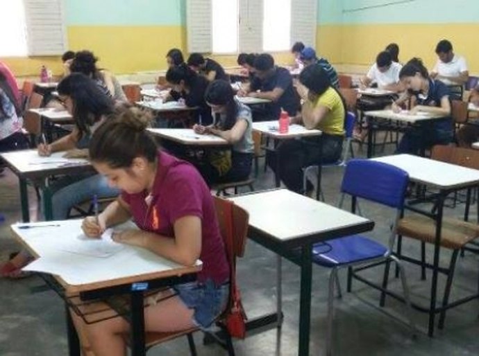 Estudantes participam de seleção para estágio na Uneal