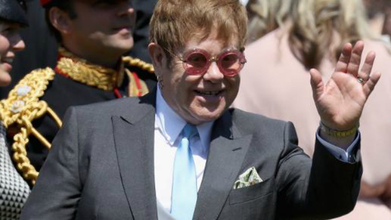 Elton John interrompe show por motivos de saúde