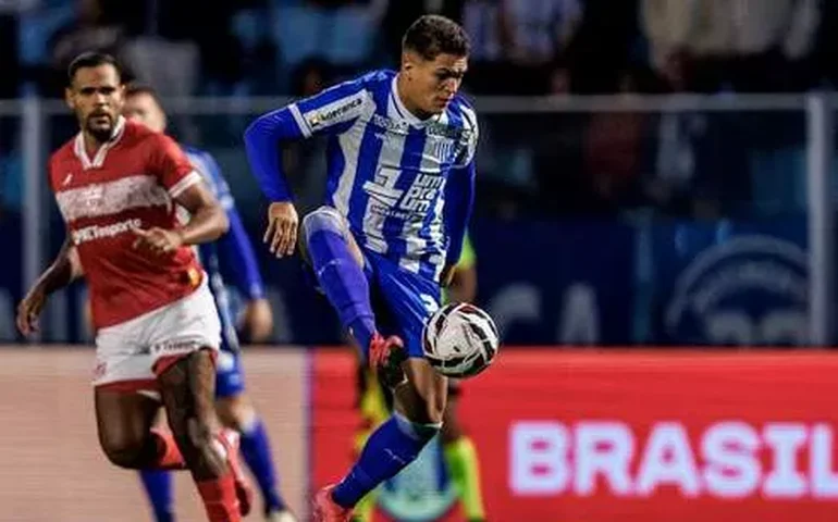 Avaí vence o CRB no fim e encosta no G4 da Série B