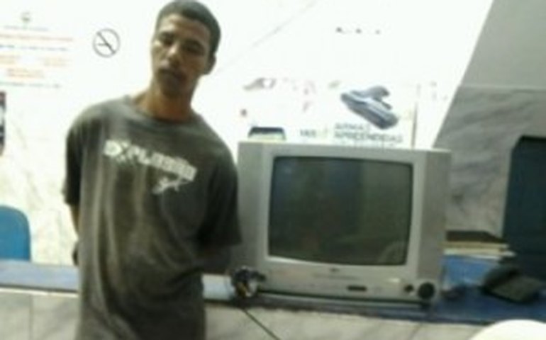 PM prende homem roubando televisão em cima de telhado em Santana do Ipanema