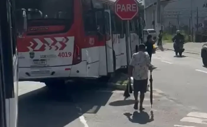 Ônibus sobe canteiro e colide com poste após motorista passar mal em avenida de Maceió