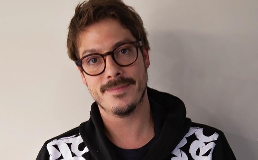 Ensaboado, Fabio Porchat reclama de problema em chuveiro de sua nova casa
