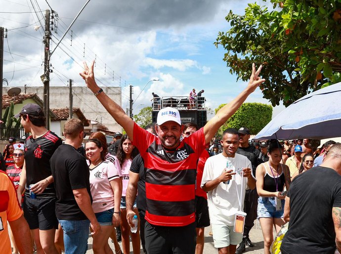 Neno da Laje lidera multidão no Bloco do Flamengo e garante expandir a folia por toda Alagoas