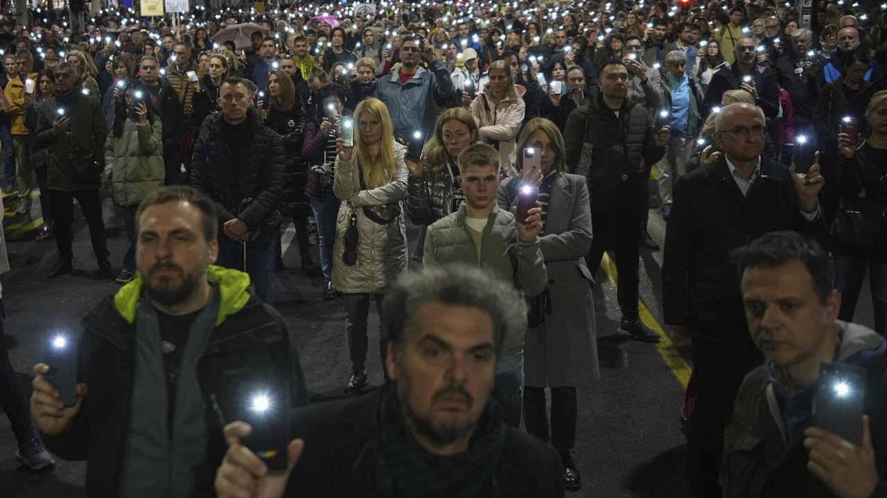 Protestos são tentativa do Ocidente de conduzir revolução 'colorida', diz governo da Sérvia