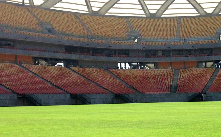 Estado do gramado pode deixar Fla e Flu até 6 jogos sem o Maracanã antes da final da Libertadores; entenda