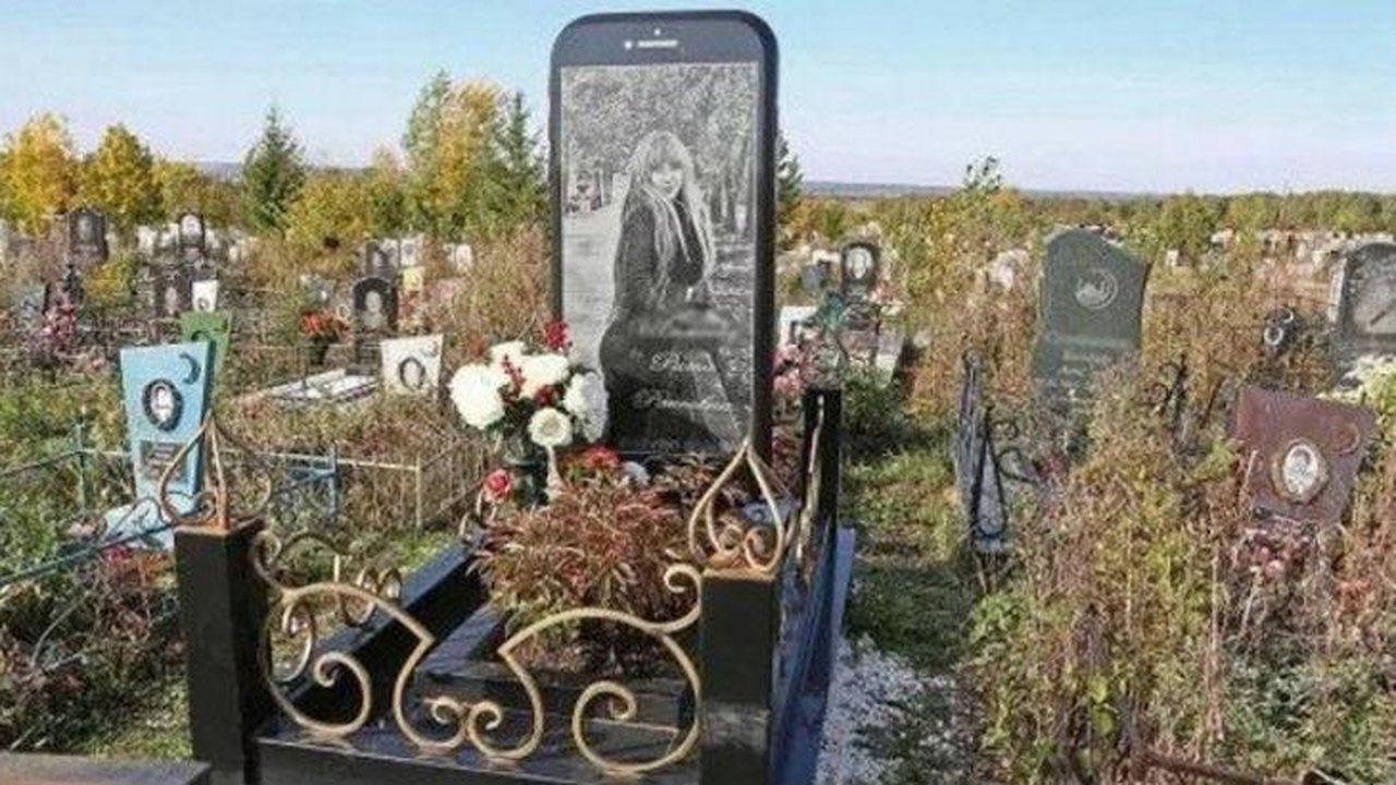 Jovem russa ganha lápide gigante em formato de celular, com direito até a foto como protetor de tela