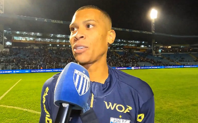 Avaí vira em cima do lanterna Guarani e dorme líder da Série B