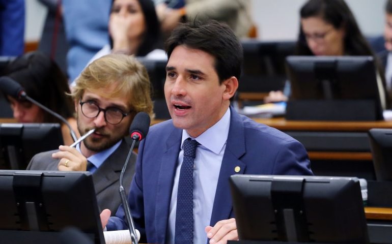 CCJ aprova ampliação do número de estações de rádio e TV permitidas por empresa