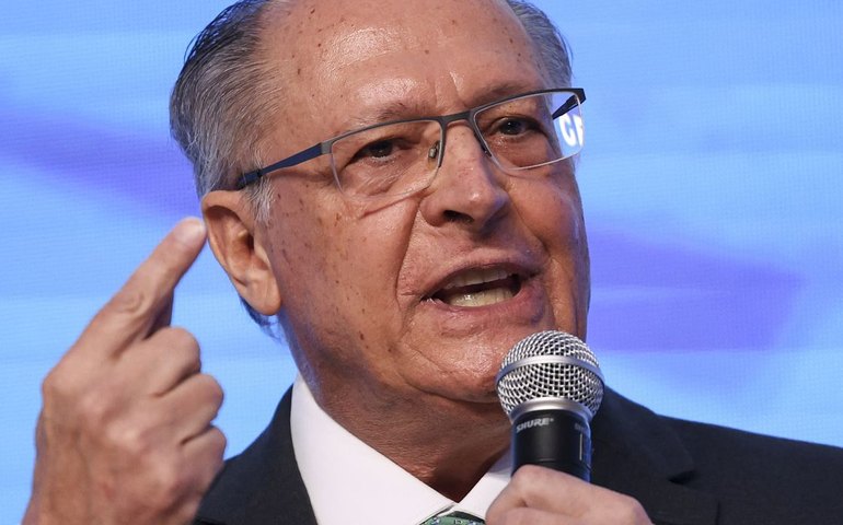 Brasil está conversando “com reserva” com Estados Unidos, diz Alckmin