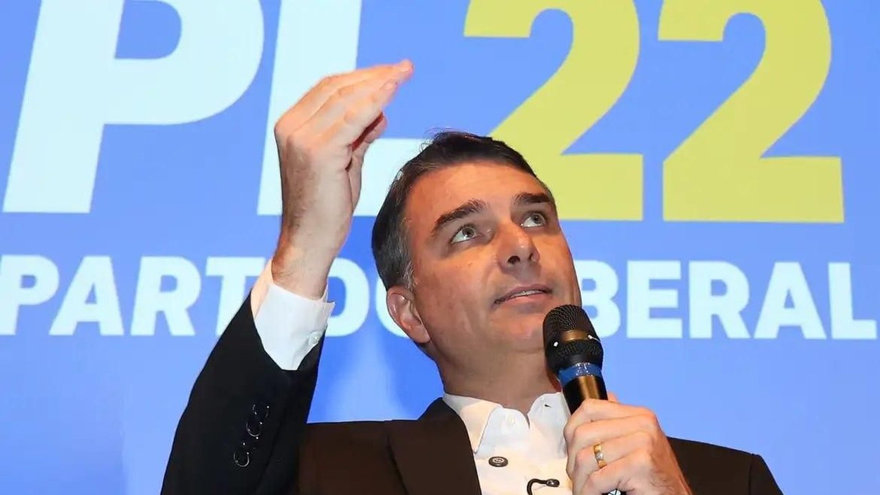 Flávio Bolsonaro diz que é impossível reconhecer resultado da eleição