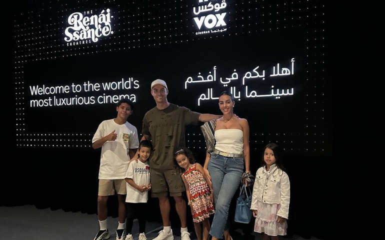Cristiano Ronaldo leva a família ao 'cinema mais luxuoso do mundo'