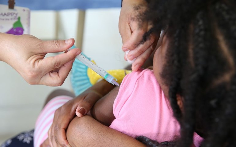 Menos da metade das crianças está em dia com a vacinação em Queimados