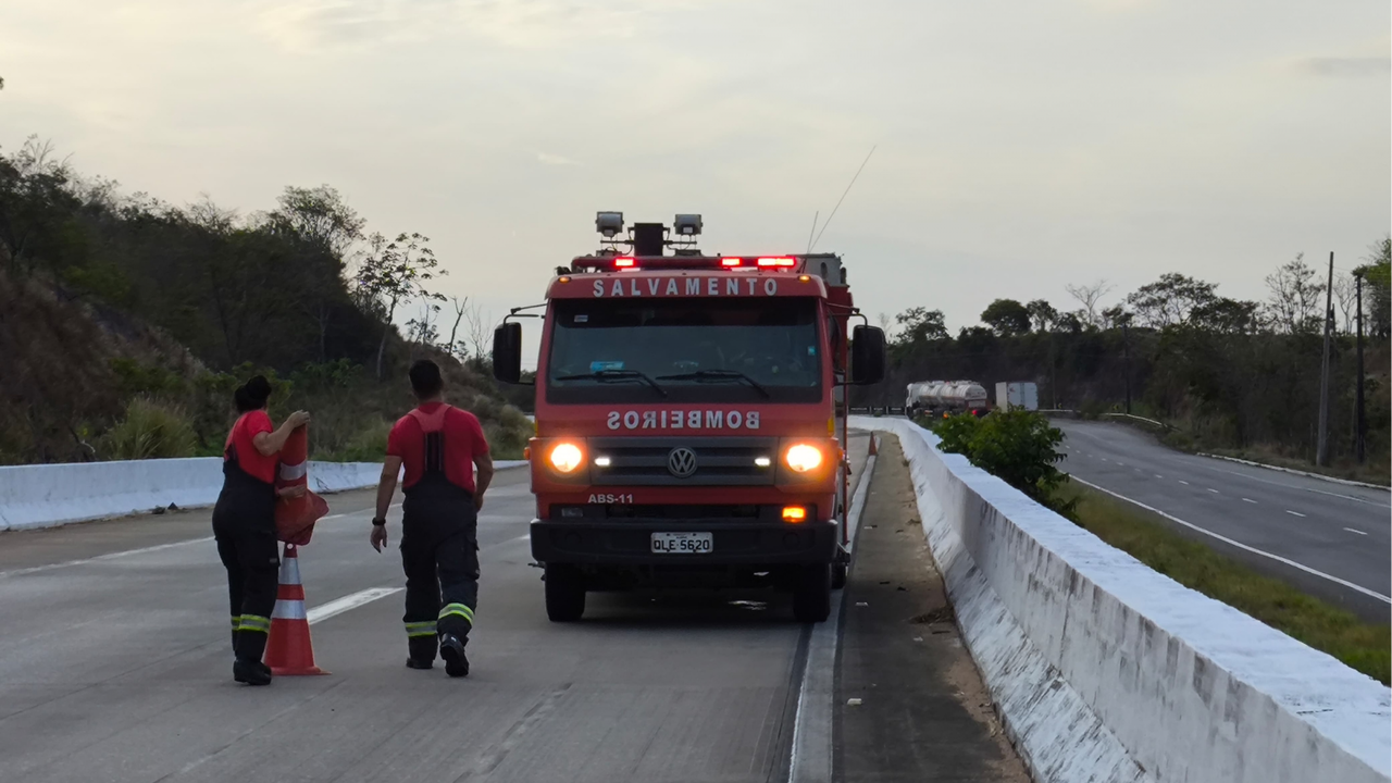 Corpo de Bombeiros combatem incêndio em caminhão baú na BR-101