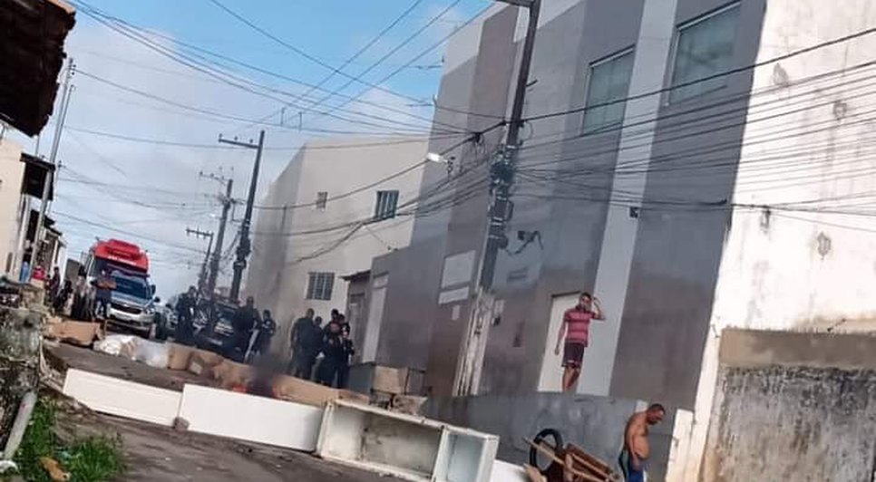Homem com problemas psiquiátricos ateia fogo em pertences e bloqueia rua na Grande Aracaju / Foto: Foto: Reprodução/Redes Sociais
