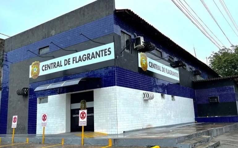 PC autua dois acusados de tráfico que trocaram tiros com policiais na Grota do Cigano