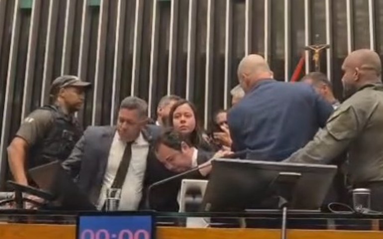 Polícia Legislativa empurra jornalistas após retirada de Glauber Braga da cadeira de Hugo Motta