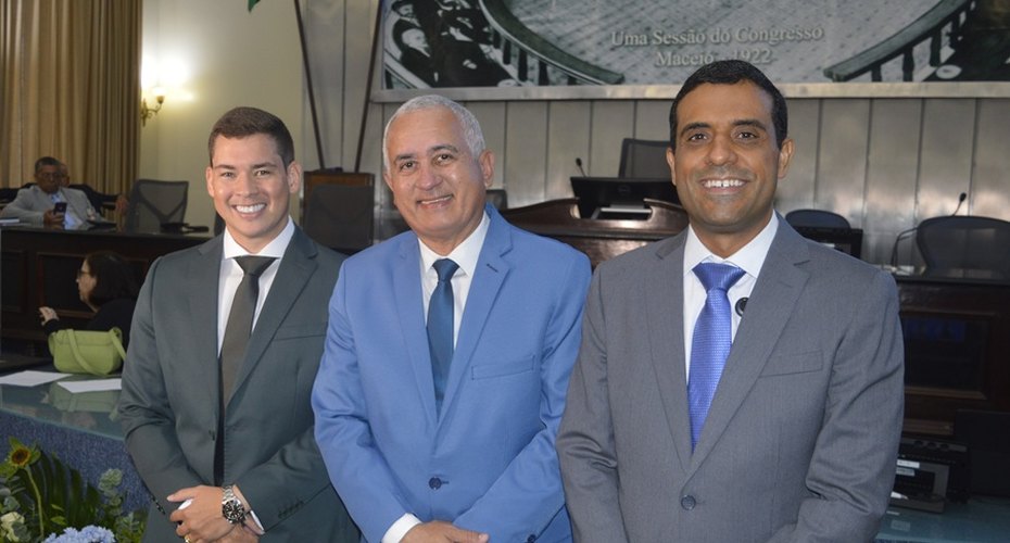 Secretário-geral do Sindav/AL, Limmerck Pacífico Dantas, recebe Comenda Omar Coelho de Mello na ALE
