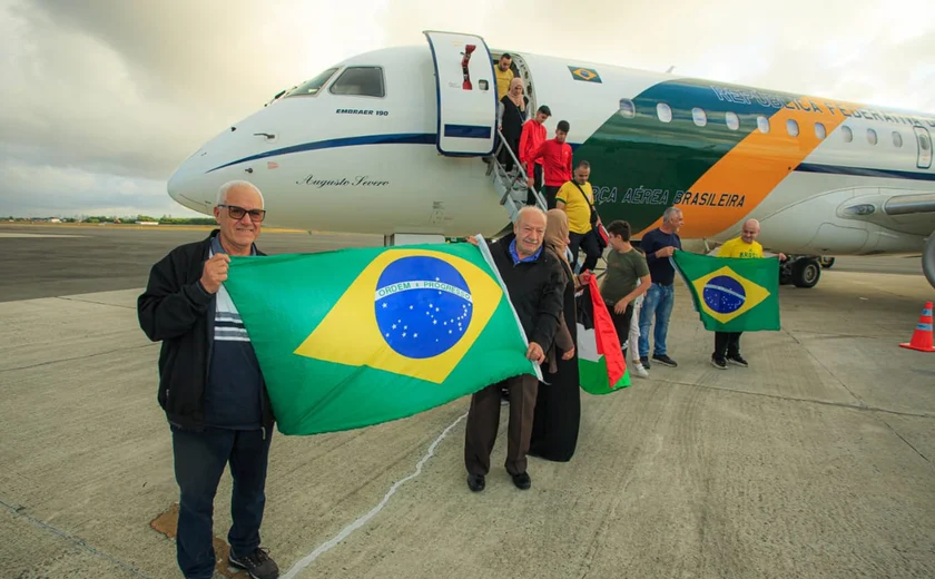 Grupo de brasileiros repatriados da Cisjordânia chega ao Recife