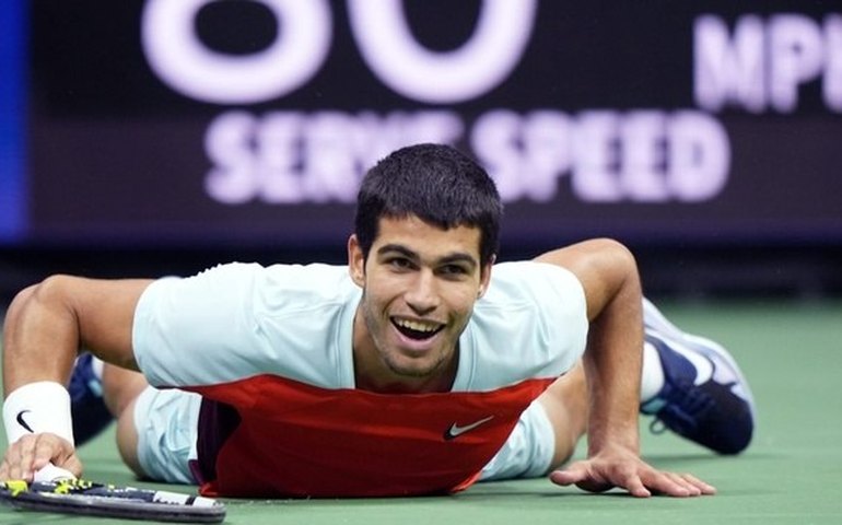 Alcaraz bate Ruud, é campeão do US Open, vira nº 1 e faz história no tênis