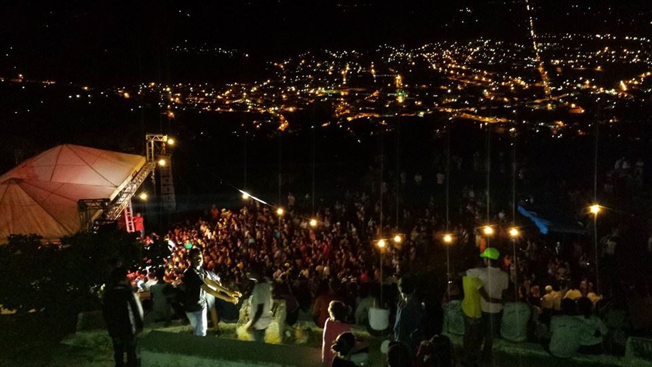 Passeata jovem cristã leva música e orações ao Cristo do Goiti em Palmeira