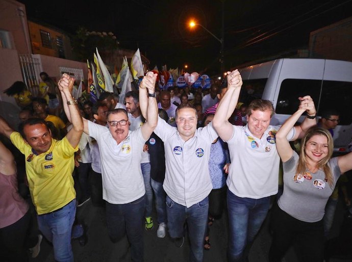 Renan Filho participa de caminhada no Bebedouro e leva multidão às ruas