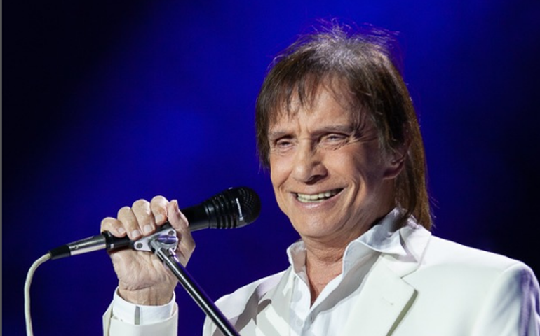 Fãs de Roberto Carlos chegam ao Pacaembu sem aviso do cancelamento do show: 'Ridículo'