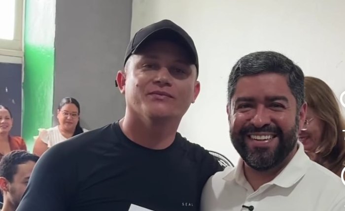 Prefeito João Victor durante cerimônia de posse de novos servidores da educação