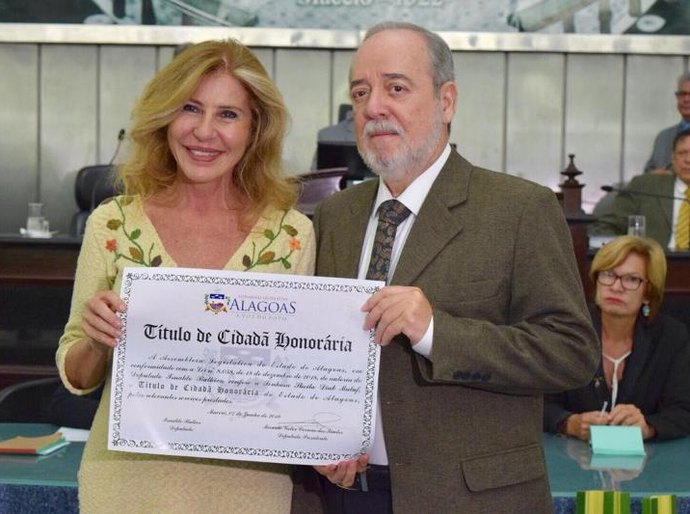 Professora Sheila Maluf recebe do Parlamento alagoano o título de Cidadã Honorária do Estado