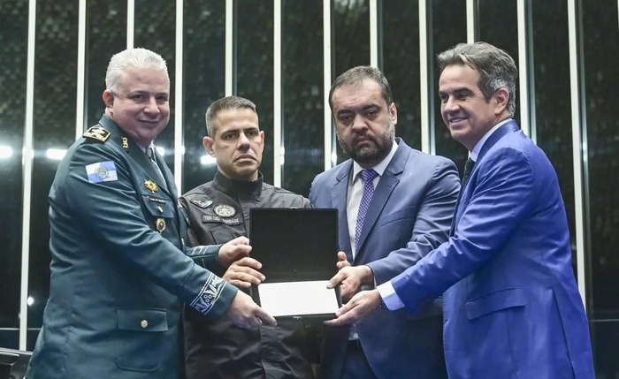 Homenagem aos policiais mortos na Operação Contenção