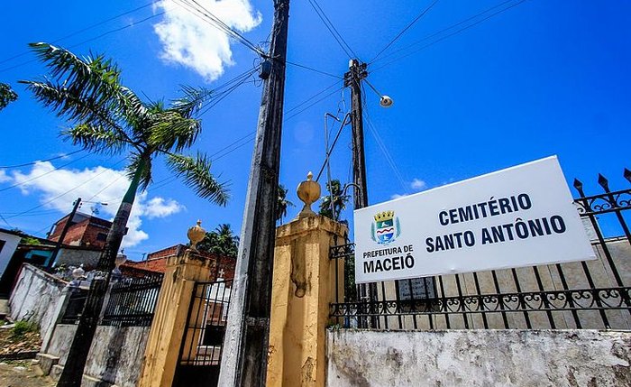 Cemitério Santo Antônio está interditado desde o ano passado