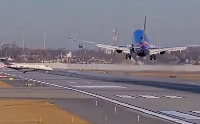 Aeroporto Reagan, nos EUA, retoma operações após ameaça de bomba