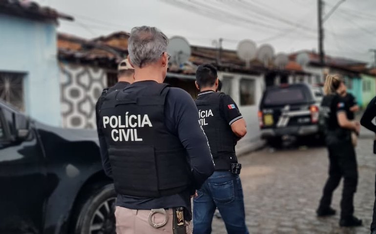 Mãe é presa e filha adolescente é apreendida em operação da Polícia Civil de Alagoas em Cajueiro