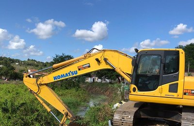 Prefeitura de Penedo limpa canais da Lagoa do Oiteiro